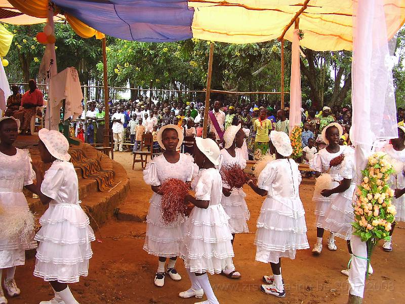 0185 Dans priesterwijding Mahagi.JPG
